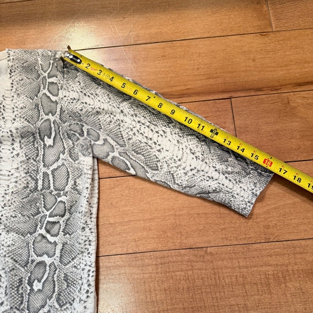Van Heusen Cardigan Womens L Grey Snakeskin Print V-Neck Button Front Sweater - Picture 5 of 5